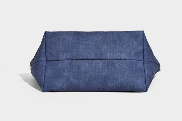 Große, weich fallende Schulter-Tote-Bag aus Canvas in Denim-Optik mit weißen Riemen in Lederoptik, silberfarbenen Schnallenbeschlägen und hängendem