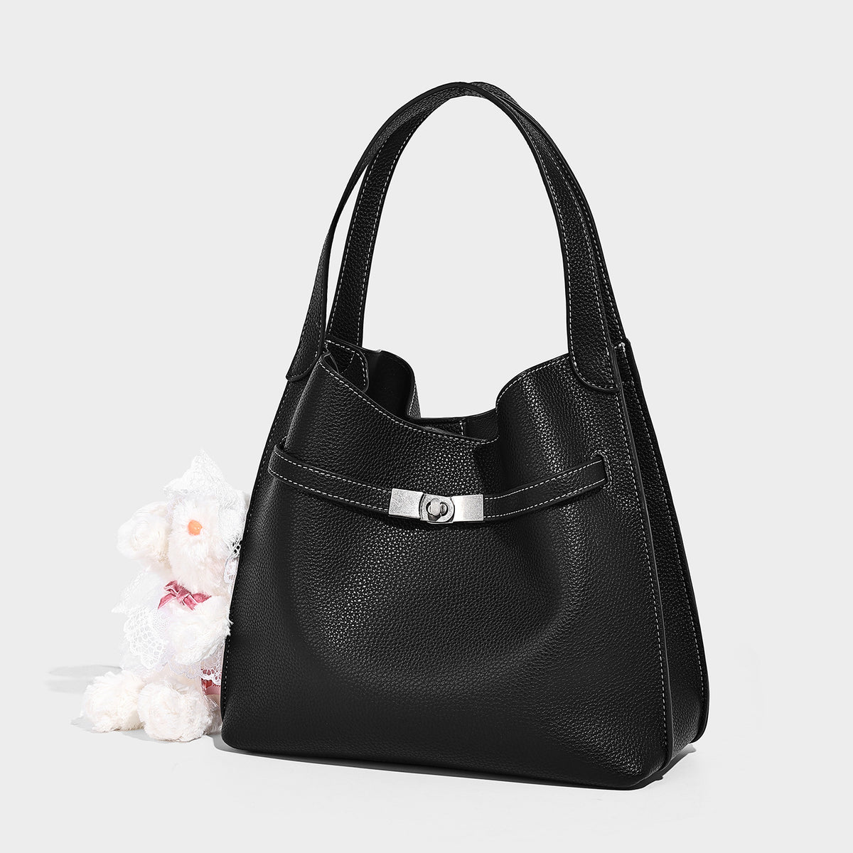 Geräumige Tote-Bag in genarbter Lederoptik mit Riemendetail und Drehverschluss in Silberoptik sowie zwei Henkeln, Detailansicht 4
