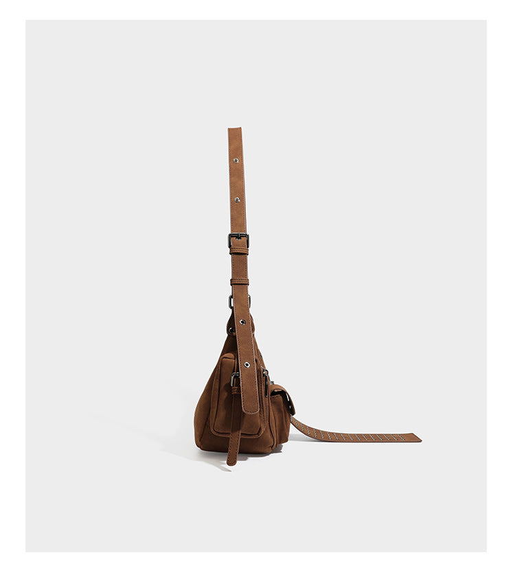 Braune matte Schultertasche in Velourslederoptik mit Nietenbeschlägen in Gunmetal, vorderer Schnallenlasche, Klappentaschen und verstellbarem Crossbody-Riemen