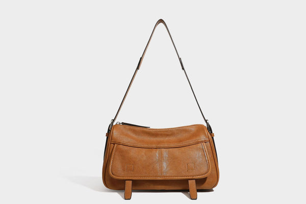 Formstabile rechteckige Schultertasche mit vorderem Überschlag in dunkler Espresso-Lederoptik, silberfarbenen Beschlägen und langem