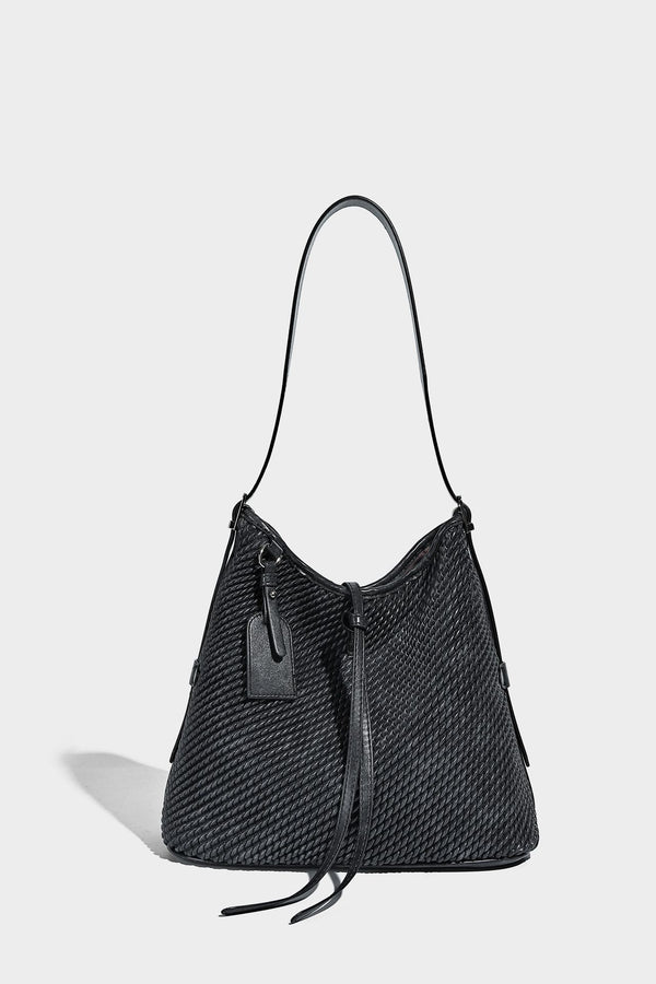 Große Schultertasche im Beuteltaschenstil mit Flechtstruktur, glatten Besätzen in Lederoptik, verstellbarem Riemen und Anhänger-Detail, Detailansicht