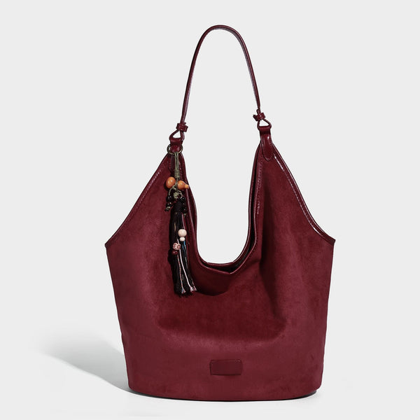Lässig fallende Hobo-Schultertasche in matter Velourslederoptik mit offenem Überschlag und optionalem Quasten-Perlen-Anhänger, Detailansicht 7