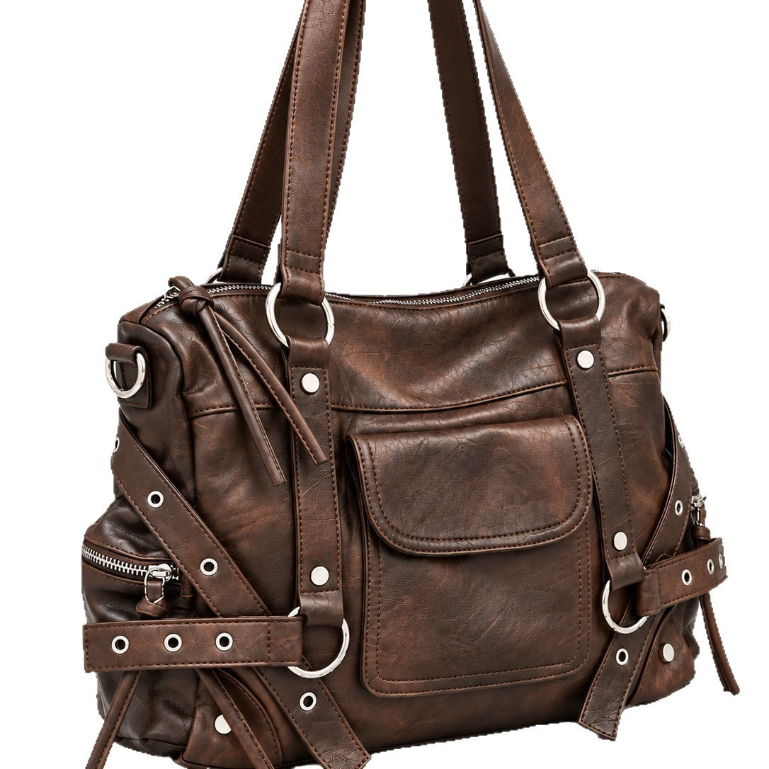 Große Schultertasche aus Used-Lederoptik mit silberfarbenen Nieten, Riemen mit Ösen, vorderer Überschlagtasche und zwei Henkeln oben