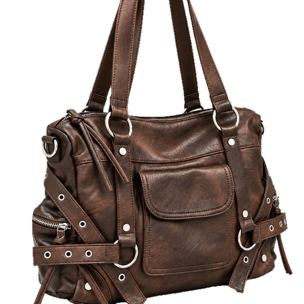 Große Schultertasche aus Used-Lederoptik mit silberfarbenen Nieten, Riemen mit Ösen, vorderer Überschlagtasche und zwei Henkeln oben