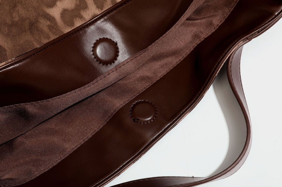 Glänzende Tote-Bag mit Leopardenmuster, dunkelbraunem Besatz in Lederoptik und zwei Tragegriffen, Detailansicht 33