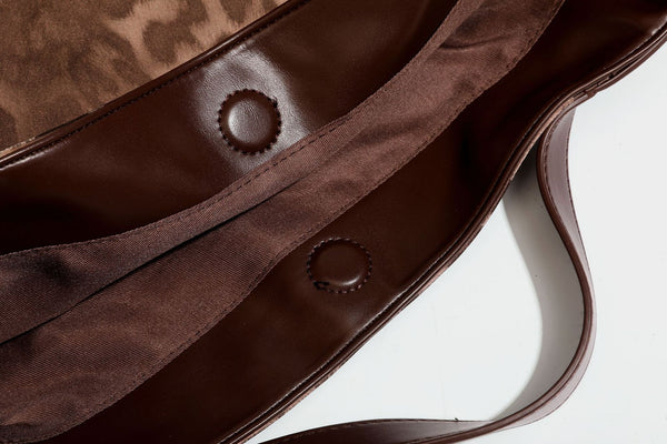 Glänzende Tote-Bag mit Leopardenmuster, dunkelbraunem Besatz in Lederoptik und zwei Tragegriffen, Detailansicht 33