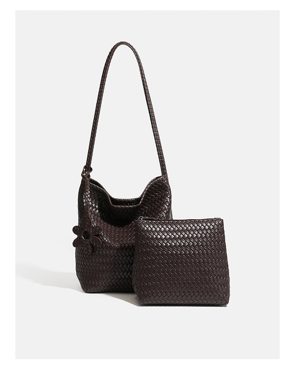 Dunkelbraune Beuteltasche aus geflochtenem Material in Lederoptik mit geflochtenem Riemen, Blumenanhänger und passender Reißverschlusstasche, Detailansicht 11