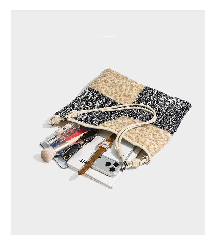 Lässig-weicher Patchwork-Schultershopper mit Pailletten, schwarz-goldenen oder creme-silbernen Colorblocking-Einsätzen und verstellbarem, schmalem Riemen