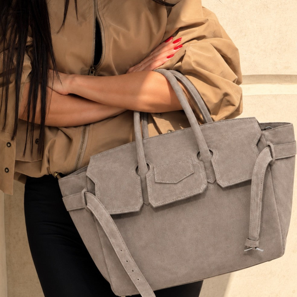 Große strukturierte Trapez-Tote aus mattem, veloursähnlichem Material mit zwei Tragegriffen und Gurt mit Schnallendetail, Detailansicht