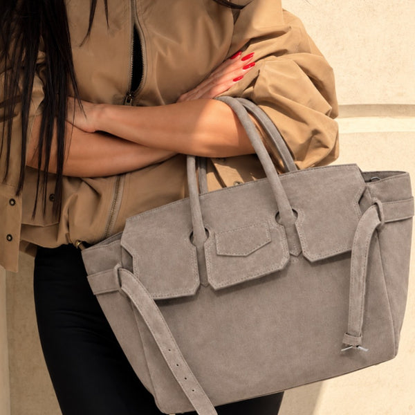 Große strukturierte Trapez-Tote aus mattem, veloursähnlichem Material mit zwei Tragegriffen und Gurt mit Schnallendetail, Detailansicht