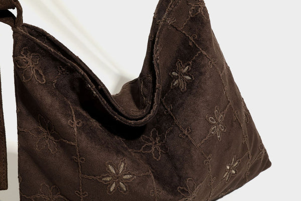 Lässige Hobo-Schultertasche in dunkelbrauner Velourslederoptik mit Ton-in-Ton-Blumenstickerei und langem, geknotetem Einzelriemen, Detailansicht