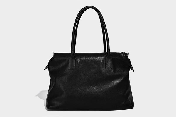 Glänzende, strukturierte schwarze Tote-Bag mit silberfarbenem Schnallenriemen, zwei Henkeln und abnehmbarem Schulterriemen, Detailansicht 23