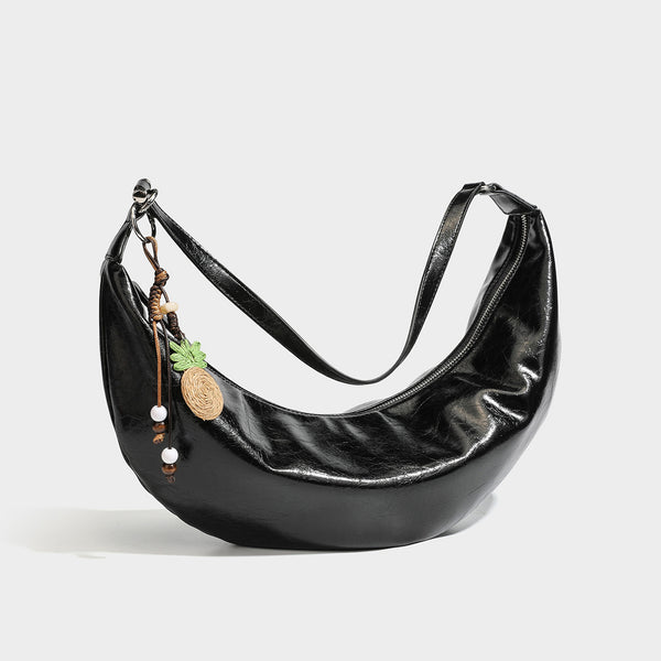 Lässige sichelförmige Hobo-Schultertasche aus glänzender, geknautschter Lederoptik mit schmalem Riemen, silberfarbenem Ringbeschlag und