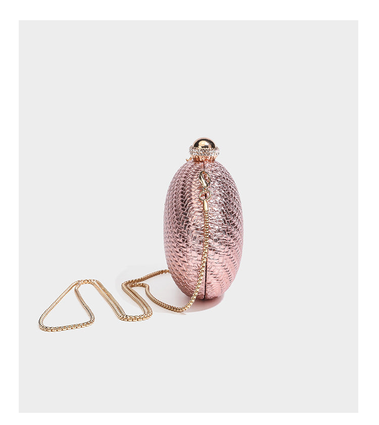 Kleine, ovale, metallisch gewebte Clutch mit juwelenbesetztem Bügelverschluss in Goldoptik und abnehmbarem Kettenriemen, Detailansicht 12