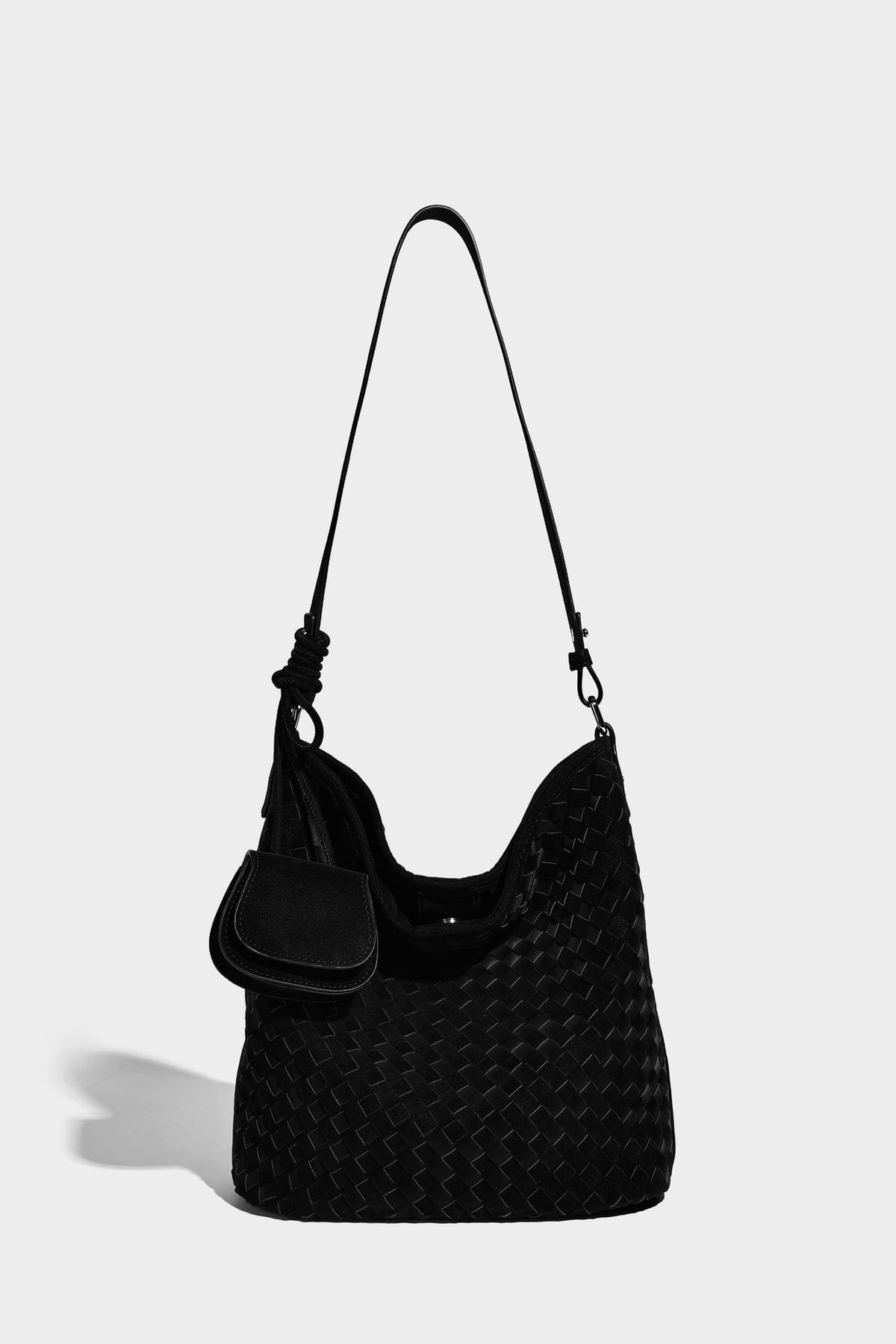 Lässig fallende Hobo-Schultertasche aus geflochtenem Material mit Korbgeflecht-Optik, angesetztem Mini-Täschchen vorne und verstellbarem Knotenträger, Detailansicht