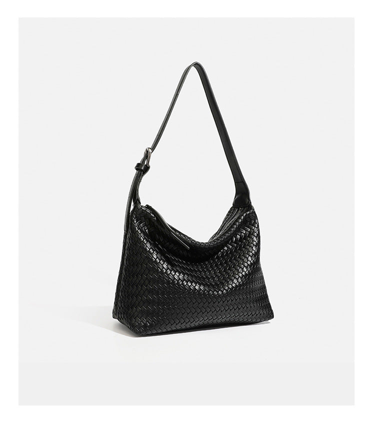 Kompakte gewebte Hobo-Schultertasche mit Reißverschluss oben, silberfarbenem Ringbeschlag und lederähnlicher Außenfläche mit Flechtstruktur, Detail