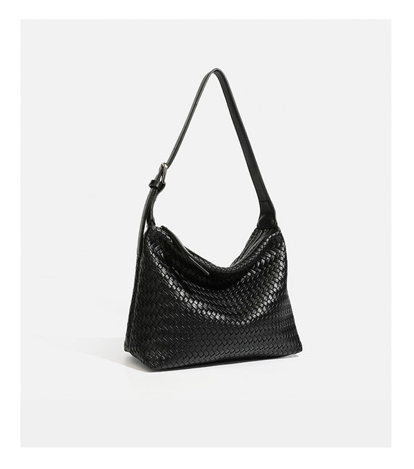 Kompakte gewebte Hobo-Schultertasche mit Reißverschluss oben, silberfarbenem Ringbeschlag und lederähnlicher Außenfläche mit Flechtstruktur, Detail