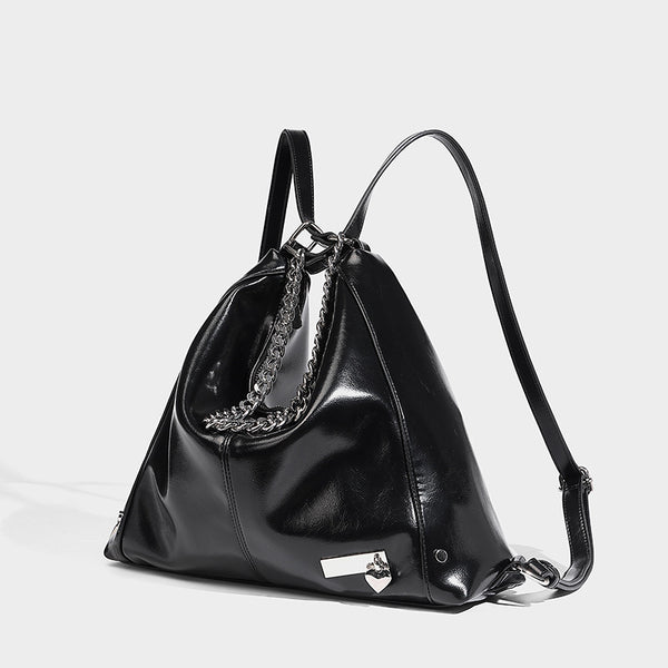 Glänzend schwarze, weich fallende Hobo-Tote-Bag mit silberfarbenem Kettenelement, Reißverschluss oben und langen Schulterriemen, Detailansicht 3