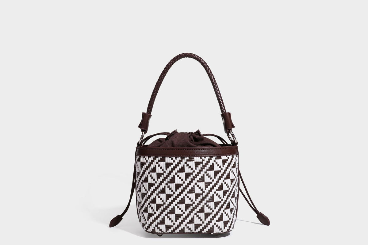 Kleine gewebte geometrische Bucket-Bag mit geflochtenem Henkel in Lederoptik und Kordelzugverschluss im zweifarbigen Muster aus Braun und Weiß