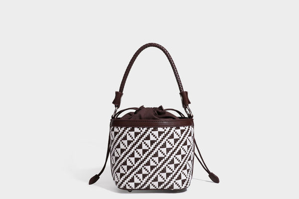 Kleine gewebte geometrische Bucket-Bag mit geflochtenem Henkel in Lederoptik und Kordelzugverschluss im zweifarbigen Muster aus Braun und Weiß