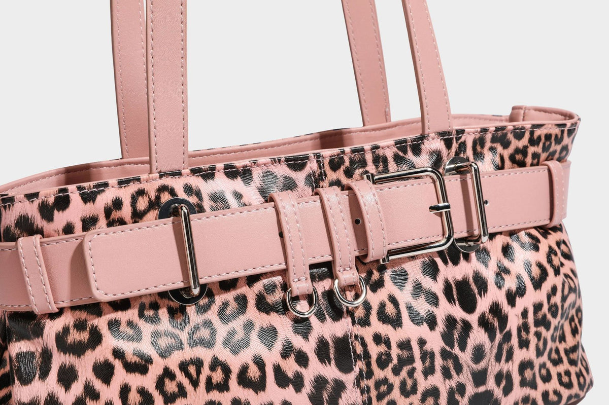 Strukturierte Schultertasche mit Leopardenmuster, Gürtelverschluss-Detail, zwei langen Riemen und silberfarbenen Metallbeschlägen, Detailansicht