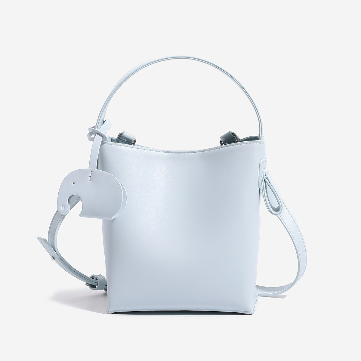 Mini-Bucket-Tasche mit strukturierter Form aus glatter, matter eisblauer Lederoptik, gewölbtem Tragegriff und abnehmbarem Crossbody-Riemen