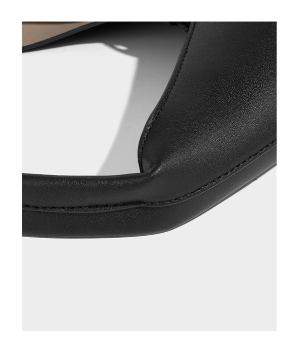 Schlichte Hobo-Schultertasche in matter Lederoptik mit gewölbtem Henkel und silberfarbenem, ovalem Anhänger, Detailansicht 15