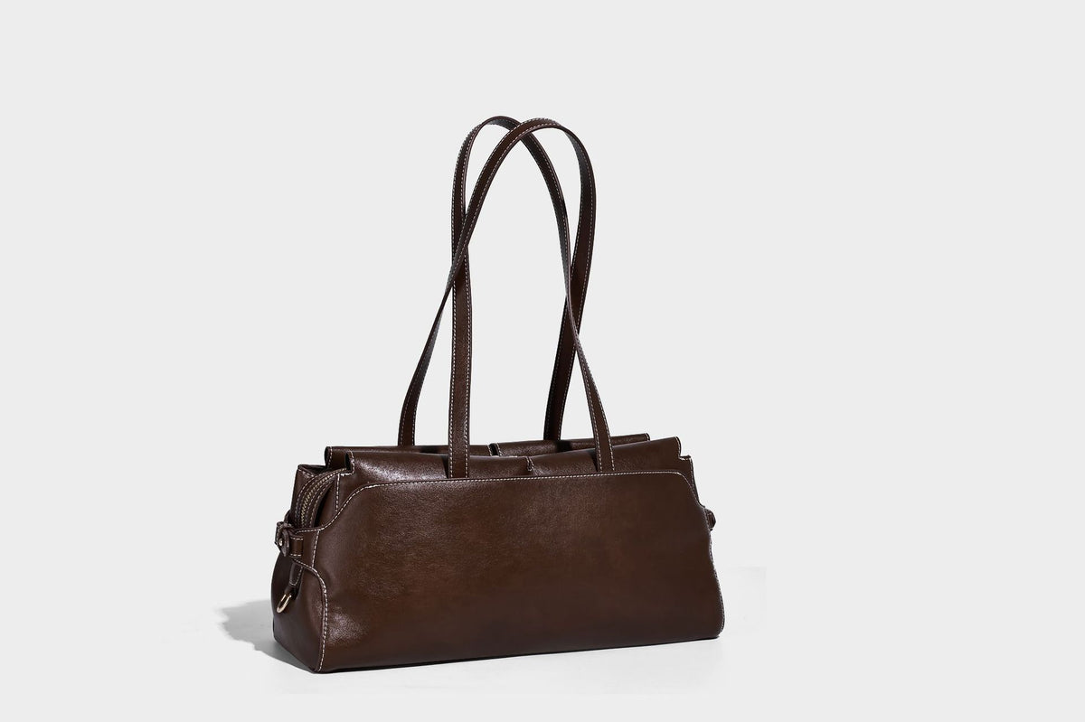 Strukturierte rechteckige Baguette-Schultertasche aus dunkelbraunem Material in glatter Lederoptik mit zwei Riemen und Reißverschluss oben