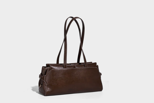 Strukturierte rechteckige Baguette-Schultertasche aus dunkelbraunem Material in glatter Lederoptik mit zwei Riemen und Reißverschluss oben