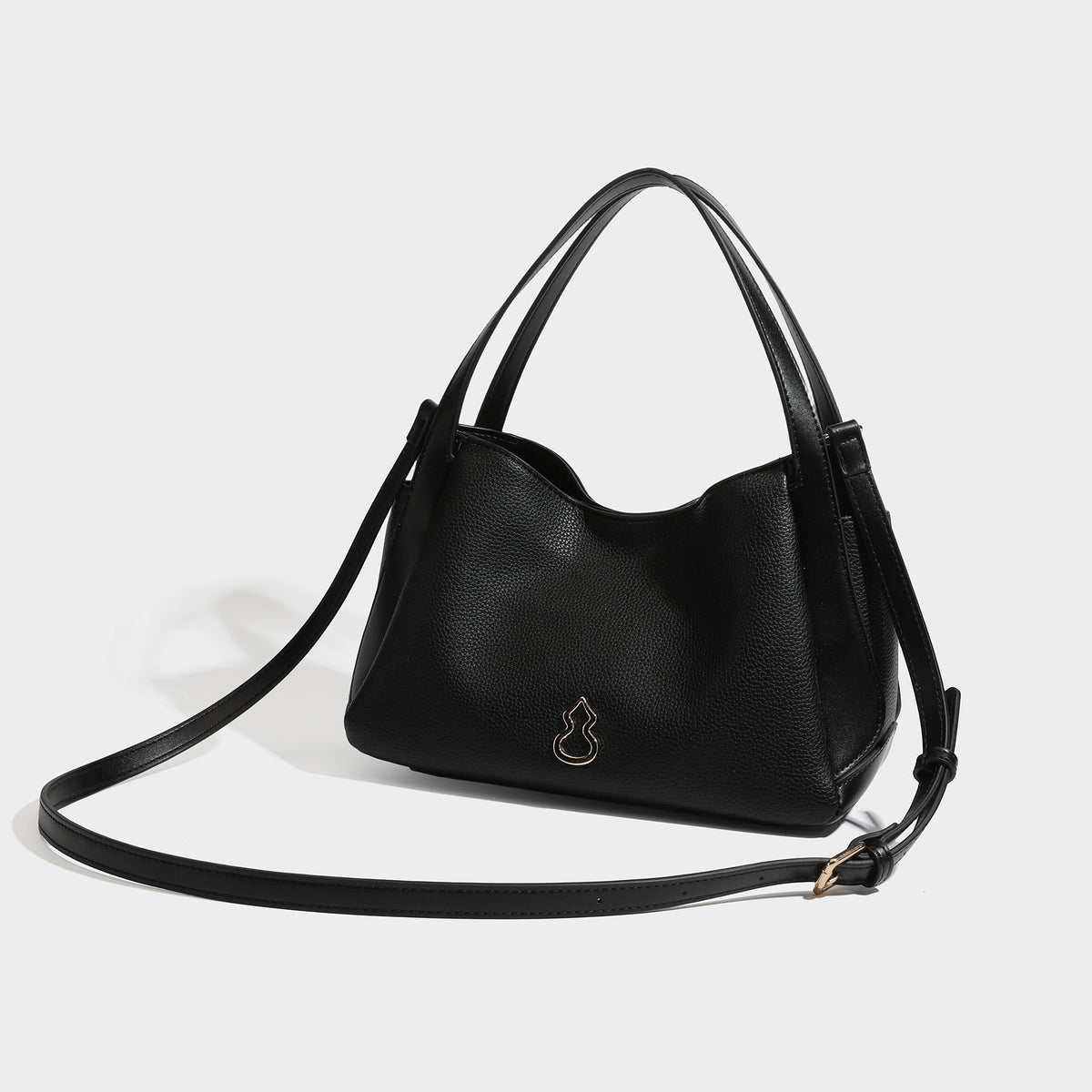Schwarze Tote-Tasche in genarbter Lederoptik mit goldfarbenen, kürbisförmigen Beschlägen, zwei Tragegriffen und abnehmbarem Crossbody-Riemen, Detailansicht