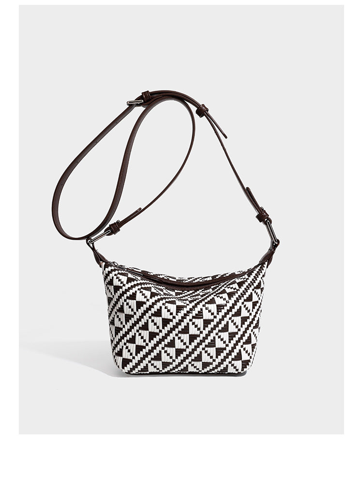 Kleine schwarz-weiße Schultertasche mit gewebtem geometrischem Muster, glatter dunkelbrauner Besatz aus Lederoptik, geknotetem verstellbarem Riemen und seitlichem