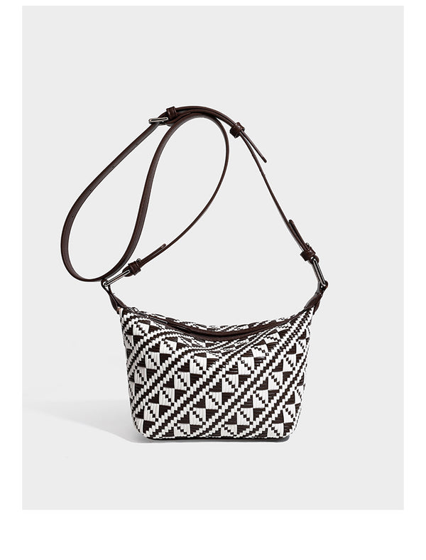Kleine schwarz-weiße Schultertasche mit gewebtem geometrischem Muster, glatter dunkelbrauner Besatz aus Lederoptik, geknotetem verstellbarem Riemen und seitlichem