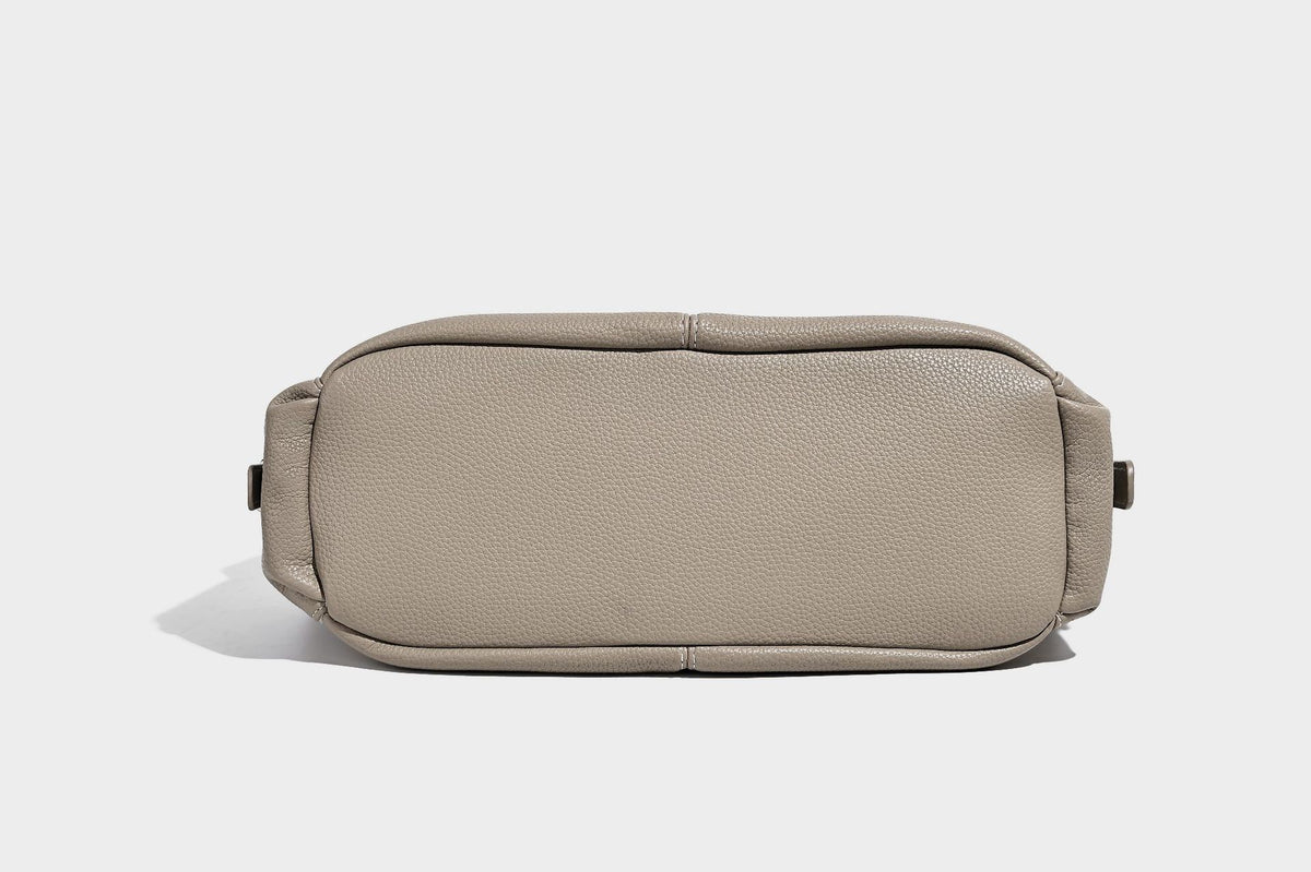 Große, lässig fallende Hobo-Schultertasche in genarbter Lederoptik mit langem Schulterriemen und seitlicher Klappentasche mit Metalldetail