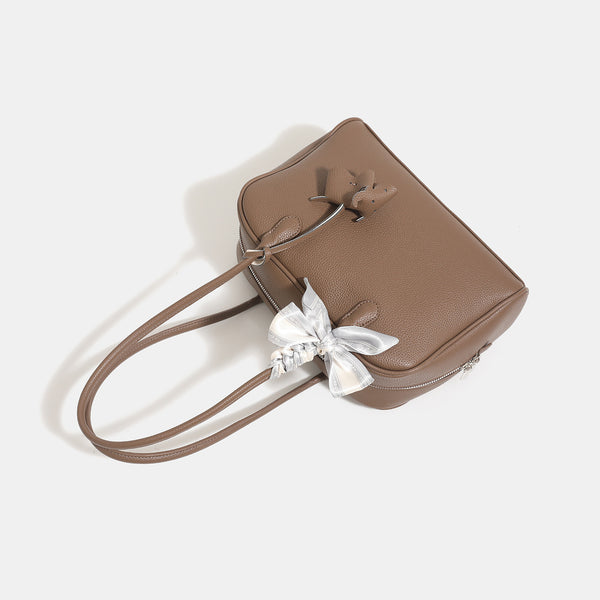 Strukturierte Boston-Tasche mit kurzem Henkel aus genarbtem lederähnlichem Material, Seidenschal-Bindung und Metallfüßchen, Detailansicht 4