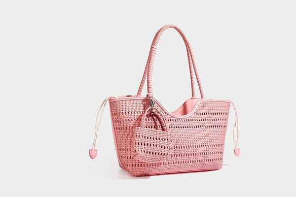 Strukturierte Henkeltasche aus geflochtenem Material in Dunkelbraun mit geflochtenen Henkeln, seitlichen Zugbändern und befestigtem Mini-Täschchen aus geflochtenem Material mit