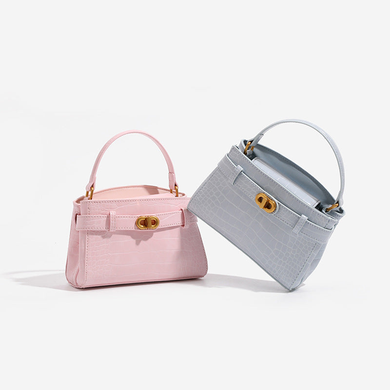 Kleine strukturierte Henkeltasche mit Krokodilprägung, goldfarbenem Drehverschluss und abnehmbarem Schulterriemen, Detailansicht