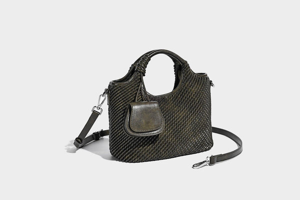 Strukturierte Beuteltasche mit Webstruktur, geknotetem Tragegriff, vorderer Klappentasche und abnehmbarem Crossbody-Riemen in Silberoptik