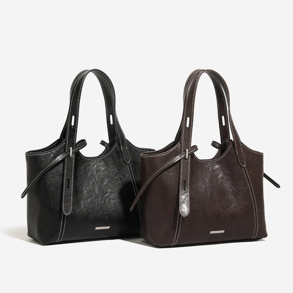 Strukturierte Tote-Bag aus Used-Lederimitat mit kontrastierenden Ziernähten, seitlichem Bindebanddetail, zwei Tragegriffen oben und abnehmbarem