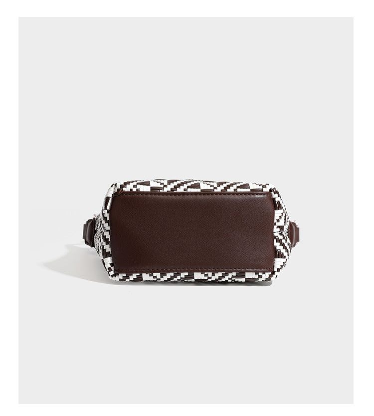Kleine schwarz-weiße Schultertasche mit gewebtem geometrischem Muster, glatter dunkelbrauner Besatz aus Lederoptik, geknotetem verstellbarem Riemen und seitlichem