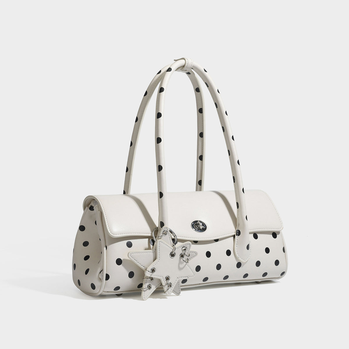 Formstabile Baguette-Tasche mit Polka-Dot-Muster, glänzender Oberfläche in Lederoptik, zwei Tragegriffen, silberfarbenem Drehverschluss an der Umschlagklappe und