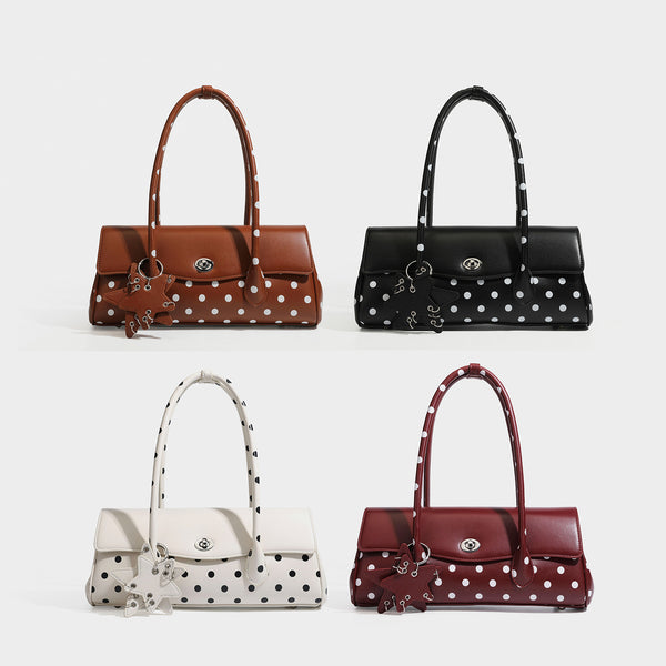 Formstabile Baguette-Tasche mit Polka-Dot-Muster, glänzender Oberfläche in Lederoptik, zwei Tragegriffen, silberfarbenem Drehverschluss an der Umschlagklappe und