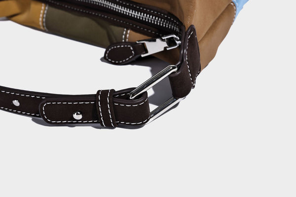 Kompakte Patchwork-Schultertasche mit geknotetem dunklem Henkel, mehrfarbigen Partien in Braun, Beige, Senfgelb, Oliv, Burgunderrot, Schwarz und