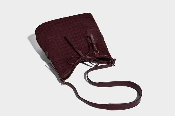 Dunkelbraune Beuteltasche mit Flechtstruktur, Knotenverschluss, goldfarbenen Beschlägen und verstellbarem Schulterriemen, Detailansicht 27