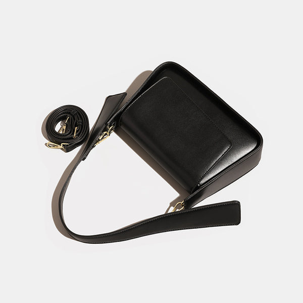 Strukturierte, rechteckige schwarze Schultertasche in Lederoptik mit Klappe, breitem flachem Riemen und goldfarbenen Drehbeschlägen, Detailansicht 4