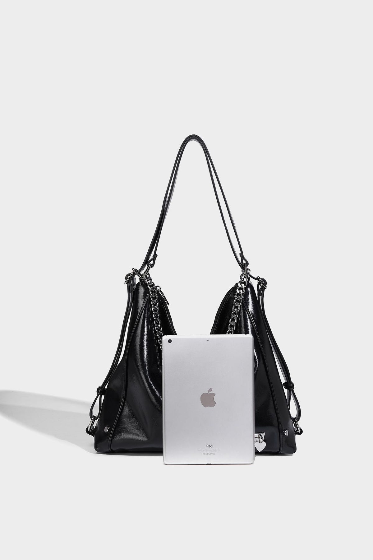 Glänzend schwarze Hobo-Shopper-Tasche mit silberfarbenem Kettenakzent, Reißverschluss oben und langen Schulterriemen, Detailansicht 15