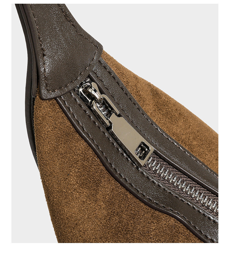 Lässige Hobo-Schultertasche mit matter brauner Wildlederoptik, dunklen glatten Besätzen, Reißverschluss oben und langem, verstellbarem
