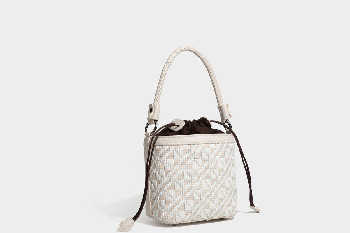 Kleine gewebte geometrische Bucket-Bag mit geflochtenem Henkel in Lederoptik und Kordelzugverschluss im zweifarbigen Muster aus Braun und Weiß