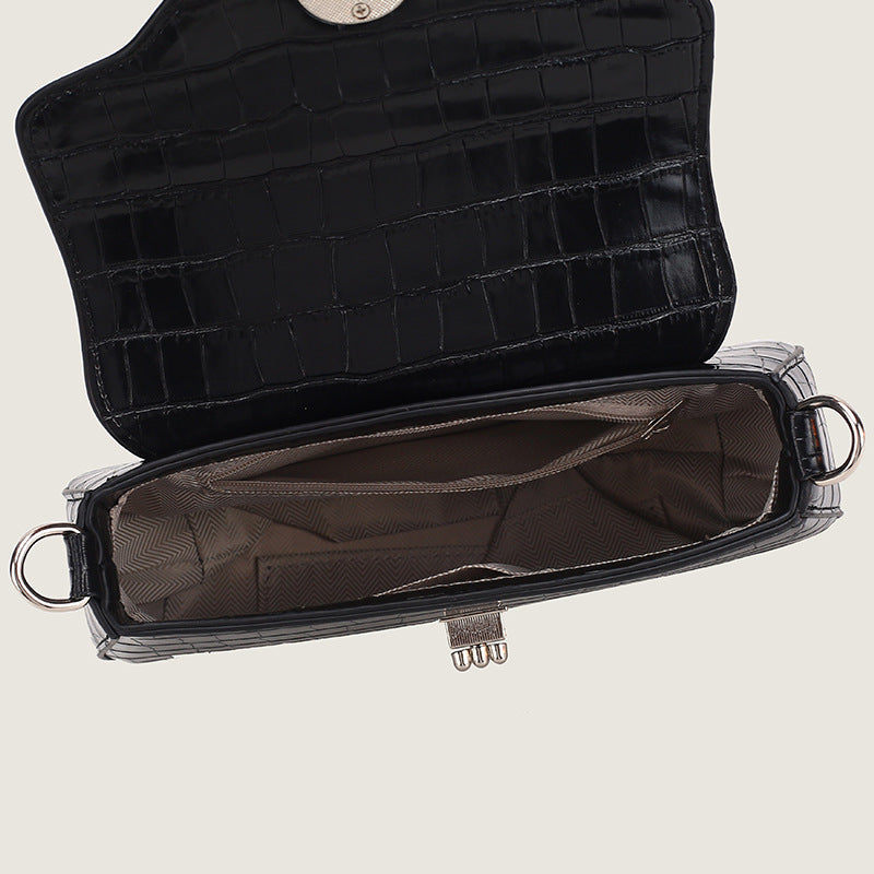 Kleine, formstabile Schultertasche mit Krokodilprägung, Klappe, rundem Drehverschluss aus Metalllegierung und Kettenglied-Tragegriff, Detailansicht 3