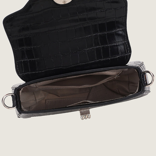 Kleine, formstabile Schultertasche mit Krokodilprägung, Klappe, rundem Drehverschluss aus Metalllegierung und Kettenglied-Tragegriff, Detailansicht 3
