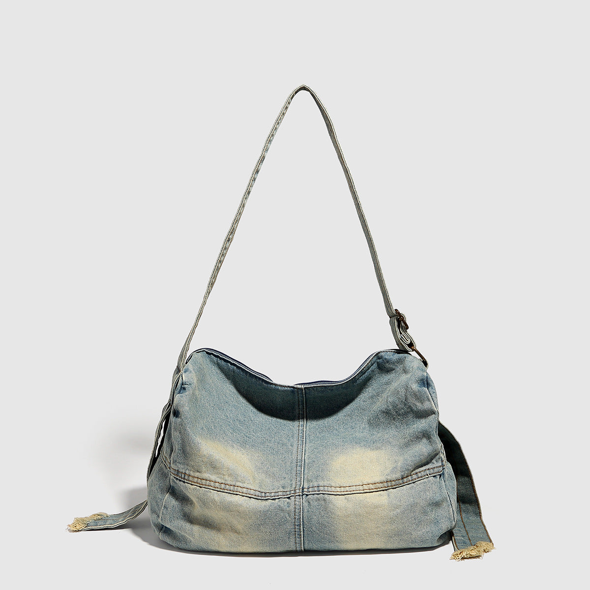Lässig fallende Schultertasche aus gewaschenem Denim mit verwaschener, Used-Optik, Reißverschluss oben und verstellbarem Riemen in Antik-Messingoptik
